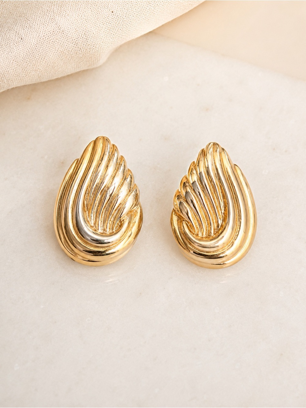 Vintage Gold Tone Teardrop Stud Earrings Ribbed Sculptural Retro